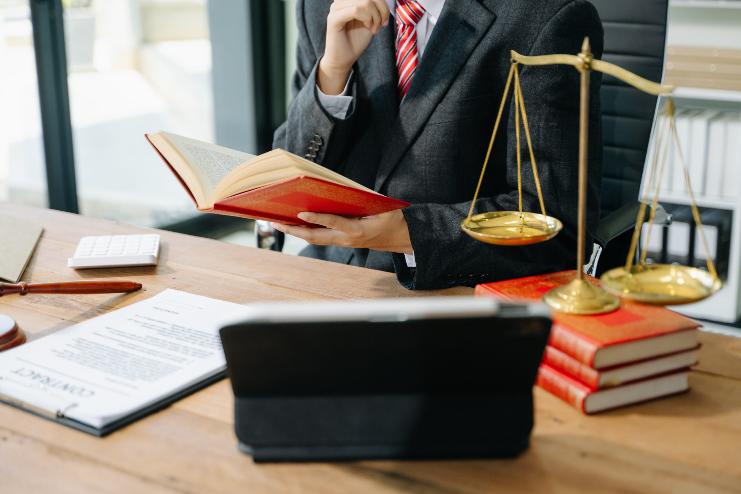 ¿Se puede mantener la vivienda con la Ley de la Segunda Oportunidad? Claves legales 3 abogado preparando la estrategia de Segunda Oportunidad