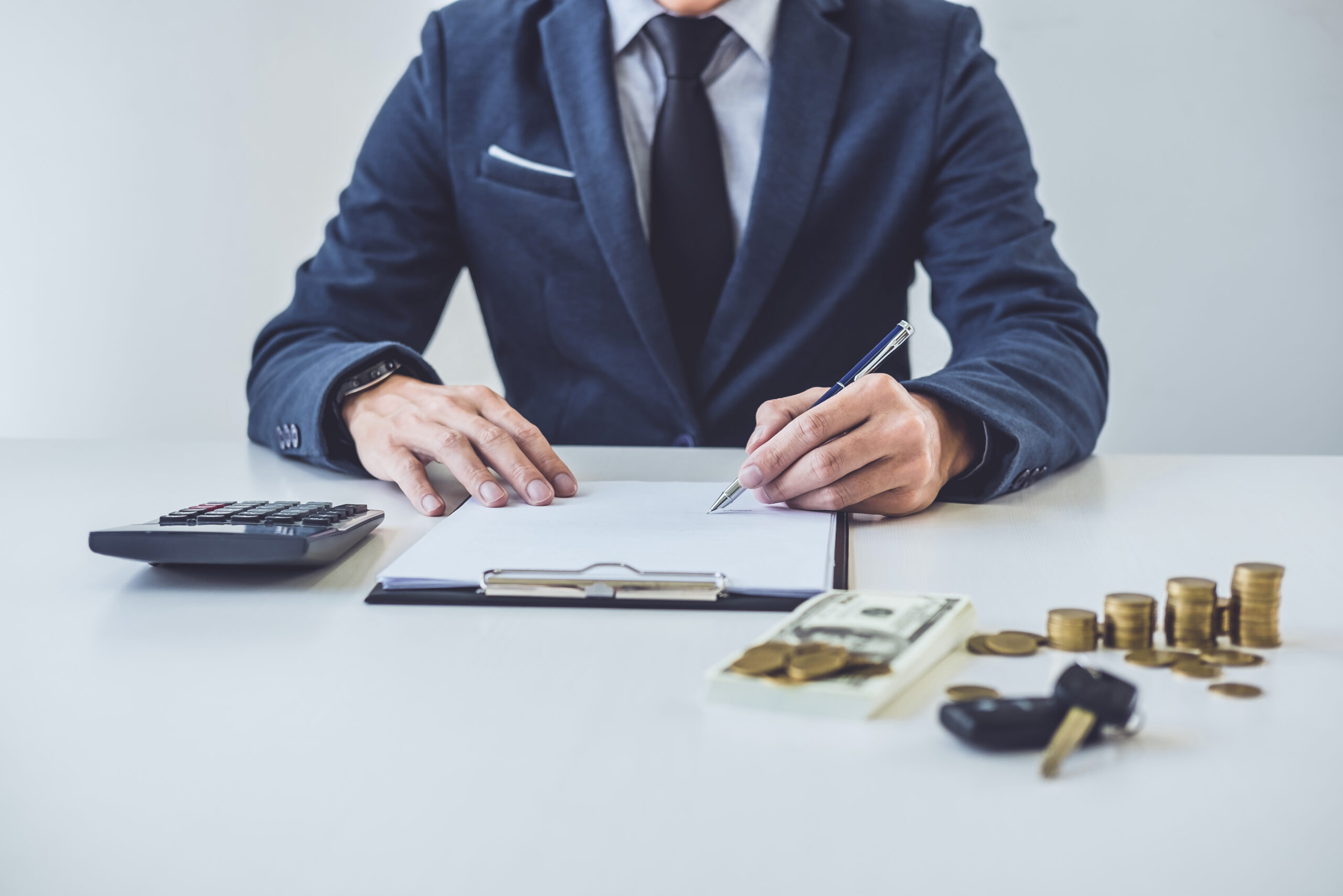 Tarjetas revolving en 2026: cómo reclamar intereses abusivos y recuperar tu dinero 3 abogado preparando una reclamación bancaria tarjetas revolving
